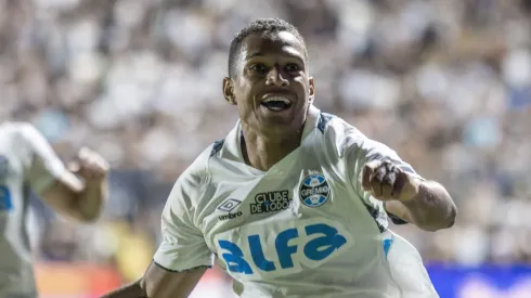 Lateral comemora gol diante do Athletic