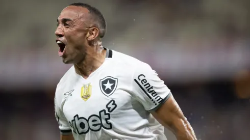 Marçal comemorando pelo Botafogo em partida pelo Brasileirão – Foto: Baggio Rodrigues/AGIF