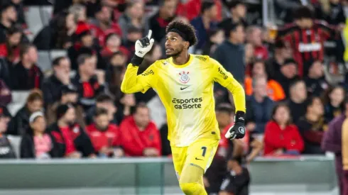 Hugo Souza jogador do Corinthians durante partida contra o Athletico-PR – Foto: Luis Garcia/AGIF