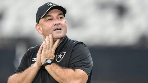 Carlos Leiria, ex-técnico do Botafogo durante partida contra o Bangu no estadio Engenhao pelo campeonato Carioca 2025.