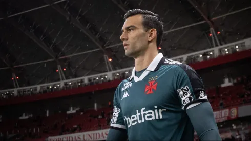 Léo Jardim foi expulso na partida do Vasco diante do Internacional, em Porto Alegre