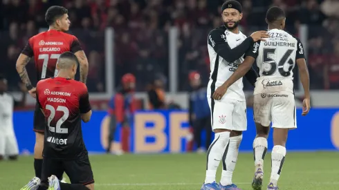 Memphis Depay durante a partida entre Athletico-PR x Corinthians – Foto: Hedeson Alves/AGIF