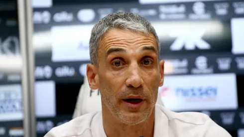 Juan Pablo Vojvoda durante coletiva de imprensa na Vila Belmiro.