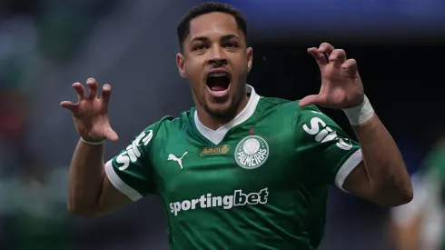 Vitor Roque vem evoluindo no ataque do Palmeiras