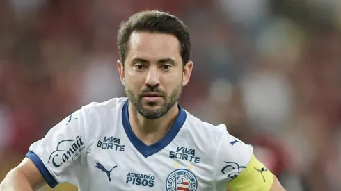 RJ – RIO DE JANEIRO – 10/05/2025 – BRASILEIRO A 2025, FLAMENGO X BAHIA – Everton Ribeiro jogador do Bahia durante partida contra o Flamengo no estadio Maracana pelo campeonato Brasileiro A 2025.