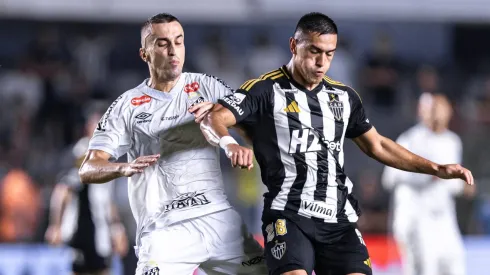 Atlético-MG e Santos jogam para tentar fugir das últimas posições no Brasileirão Betano.