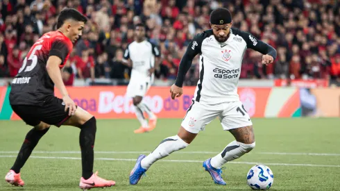 Memphis Depay em ação pelo Corinthians contra o Athletico-PR na Copa do Brasil – Foto: Giovani Baccin/AGIF