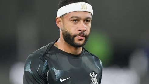 Memphis Depay durante partida entre Botafogo e Corinthians, no Estádio Nilton Santos, pelo Brasileirão.