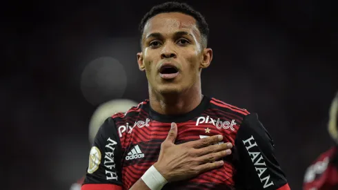 RJ – Rio de Janeiro – 30/07/2022 – BRASILEIRO A 2022, FLAMENGO X ATLETICO-GO – Lazaro jogador do Flamengo comemora seu gol durante partida contra o Atletico-GO no estadio Maracana pelo campeonato Brasileiro A 2022. Foto: Thiago Ribeiro/AGIF