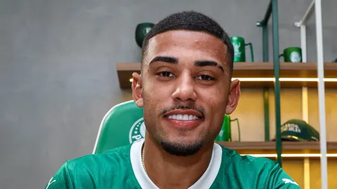 Riquelme Filipe durante renovação de contrato com Verdão. Foto: Fabio Menotti/Flickr Palmeiras.