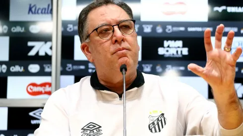 Marcelo Teixeira durante entrevista coletiva na Vila Belmiro.