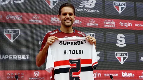 Tolói durante apresentação no CT da Barra Funda