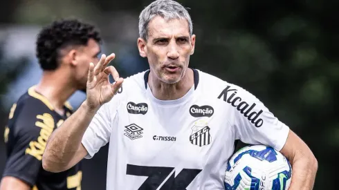 Vojvoda treina o Peixe no CT Rei Pelé