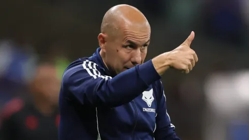 Professor segue fazendo testes – Foto: Gilson Lobo/AGIF.