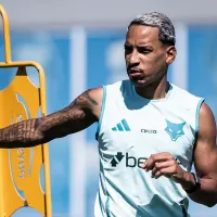 Matheus Pereira treina faltas em campo e conversa com Pedrinho BH antes de Cruzeiro x Atlético