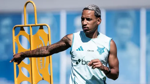 Matheus Pereira treinou faltas e deu bons sinais em treino na Toca da Raposa – Foto: Gustavo Aleixo/CEC