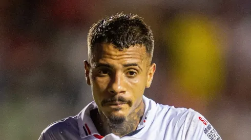 Diego Costa em partida disputada no Barradão