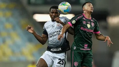 Jogador do Fluminense disputa lance com Caca jogador do Corinthians durante partida no estadio Maracana pelo campeonato Brasileiro A 2024. Foto: Thiago Ribeiro/AGIF