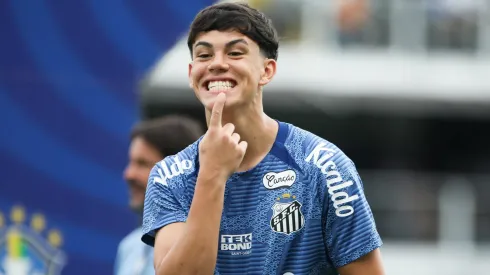 JP Chermont jogador do Santos durante aquecimento antes da partida contra o Vila Nova-GO no estadio Vila Belmiro pelo campeonato Brasileiro B 2024. Foto: Reinaldo Campos/AGIF