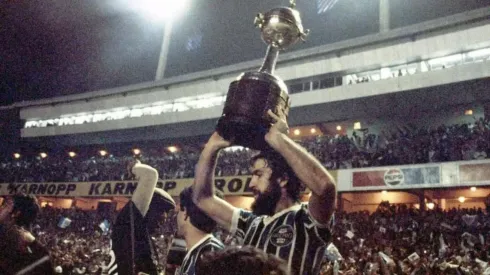 Hugo de León com a taça de campeão da Libertadores de 1983.