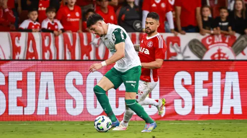 Bruno Tabata jogador do Internacional disputa lance com Joaquín Piquerez – Foto: Maxi Franzoi/AGIF