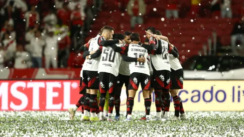 Jogadores do Flamengo antes da partida diante do Internacional pela Copa Libertadores – (Photo by Pedro H. Tesch/Getty Images)
