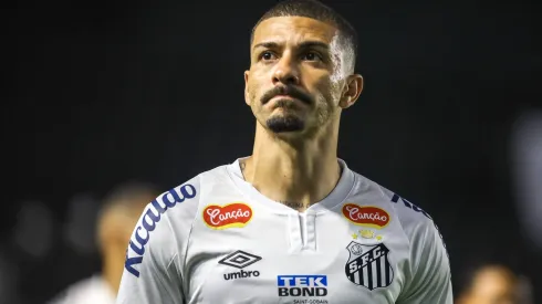 Alison, ex-Santos, viveu situação delicada.