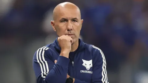 Leonardo Jardim é informado sobre situação de Kaiki