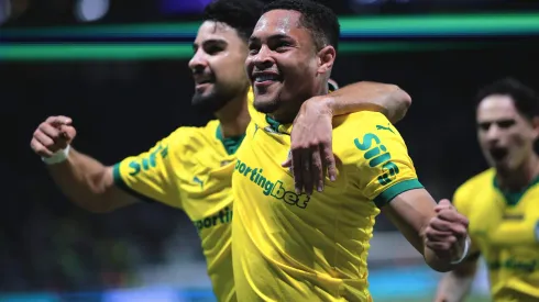 Vitor Roque e Flaco López comemorando gol durante partida entre Palmeiras e Sport, no Allianz Parque, pelo Brasileirão.F