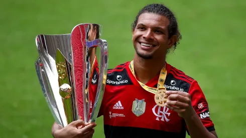 Volante tem sofrido para se firmar – Foto: Buda Mendes/Getty Images.