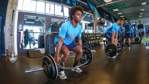 Willian faz trabalho físico na academia do CT Luiz Carvalho (LUCAS UEBEL/GREMIO FBPA)