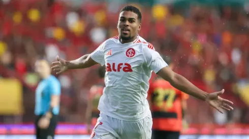 Gustavo Prado em ação pelo Internacional.