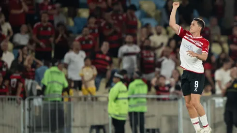 Carrillo, jogador do Estudiantes, comemora seu gol durante partida contra o Flamengo no estadio Maracana pelo campeonato Copa Libertadores 2025. Foto: Jorge Rodrigues/AGIF