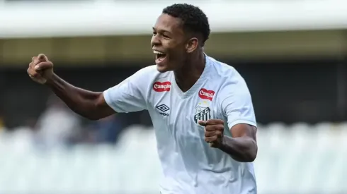 David Nogueira assina primeiro contrato profissional com o Santos — Foto: Reinaldo Campos/ Santos F.C