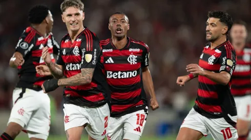 Varela jogador do Flamengo comemora seu gol com jogadores do seu time durante partida contra o Estudiantes no estadio Maracana pelo campeonato Copa Libertadores 2025. Foto: Jorge Rodrigues/AGIF