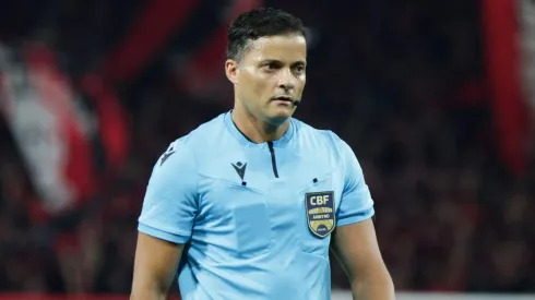 Árbitro Savio Pereira Sampaio durante partida entre Athletico-PR e Novorizontino no estadio Arena da Baixada pelo campeonato Brasileiro B 2025. Foto: Robson Mafra/AGIF