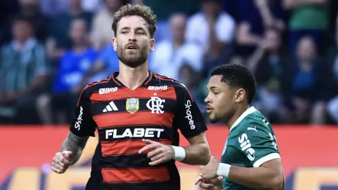 SP – SAO PAULO – 25/05/2025 – BRASILEIRO A 2025, PALMEIRAS X FLAMENGO – Vitor Roque jogador do Palmeiras disputa lance com jogador do Flamengo durante partida no estadio Arena Allianz Parque pelo campeonato Brasileiro A 2025. Foto: Marcello Zambrana/AGIF