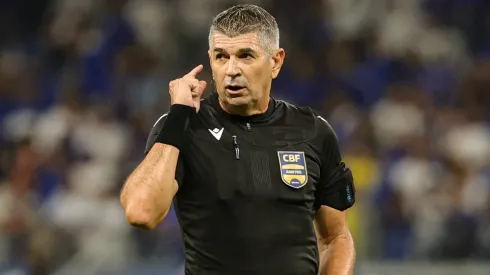 O arbitro Marcelo de Lima Henrique durante partida entre Cruzeiro e Cuiaba no estadio Mineirao pelo Campeonato Brasileiro A 2024. Foto: Gilson Lobo/AGIF