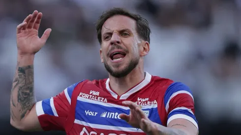 Lucas Sasha durante partida contra o Coringão.