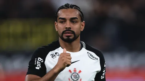 Matheus Bidu em ação diante do Athletico Paranaense