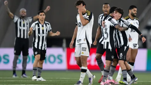 RJ – RIO DE JANEIRO – 20/09/2025 – BRASILEIRO A 2025, BOTAFOGO X ATLETICO-MG – Santi Rodriguez jogador do Botafogo comemora seu gol com Montoro jogador da sua equipe durante partida contra o Atletico-MG no estadio Engenhao pelo campeonato Brasileiro A 2025. Foto: Jorge Rodrigues/AGIF