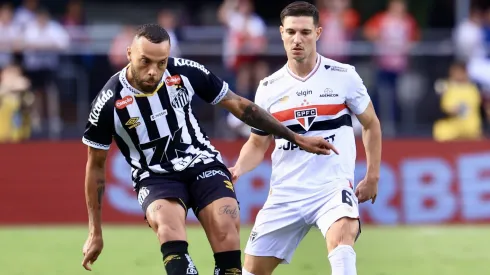Guilherme jogador do Santos durante partida contra o Sao Paulo no estadio Morumbi pelo campeonato Brasileiro A 2025. Foto: Marcello Zambrana/AGIF