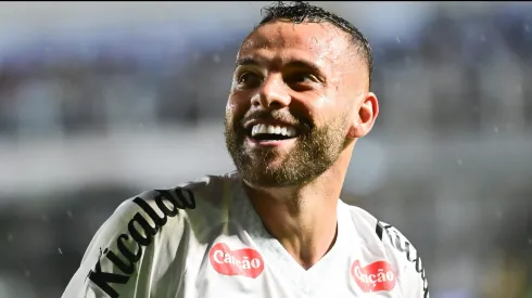 Guilherme, jogador do Santos comemora seu gol durante partida contra o Sao Paulo no estadio Vila Belmiro pelo campeonato Brasileiro A 2025.