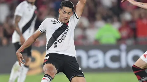 Lucas Oliveira durante partida entre Flamengo e Vasco, no Maracanã, pelo Brasileirão.