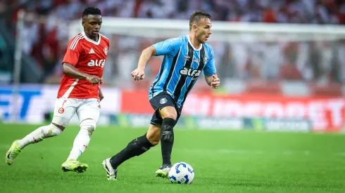 Arthur foi titular no Gre-Nal, mas foi expulso no segundo tempo