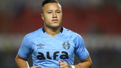 Marlon, lateral do Grêmio, provocou a torcida do Inter