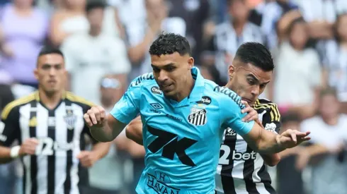 Victor Hugo disputando bola com Fausto Vera, do Atlético.