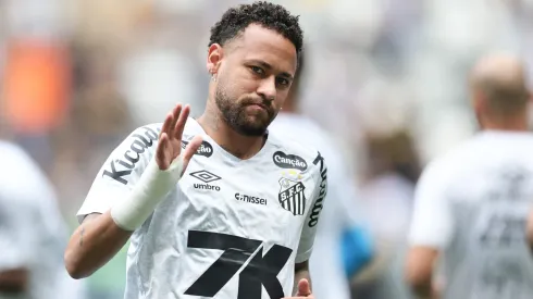 Neymar, jogador do Santos, durante aquecimento antes da partida contra o Atletico-MG no estadio Arena MRV pelo campeonato Brasileiro A 2025. Foto: Gilson Lobo/AGIF