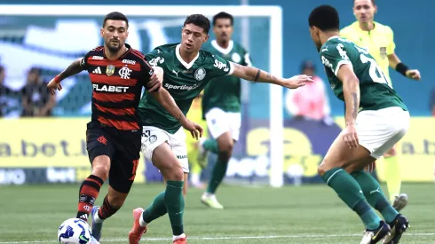 SP – SAO PAULO – 25/05/2025 – BRASILEIRO A 2025, PALMEIRAS X FLAMENGO – Emiliano martinez jogador do Palmeiras disputa lance com De Arrascaeta jogador do Flamengo durante partida no estadio Arena Allianz Parque pelo campeonato Brasileiro A 2025. Foto: Marcello Zambrana/AGIF
