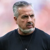 Torcida do Estudiantes causa incomodo no hotel que o Flamengo está hospedado e José Boto faz registro nas redes